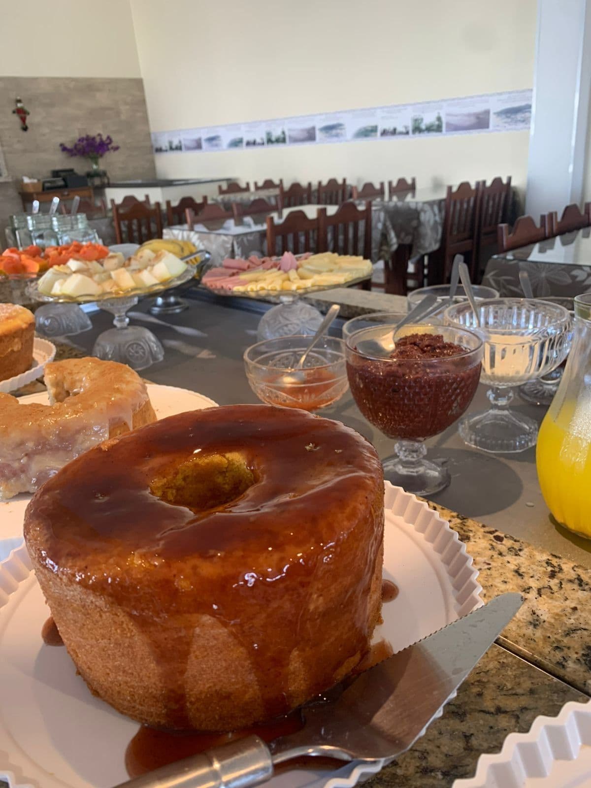 Bolo caseiro com calda no buffet do café da manhã
