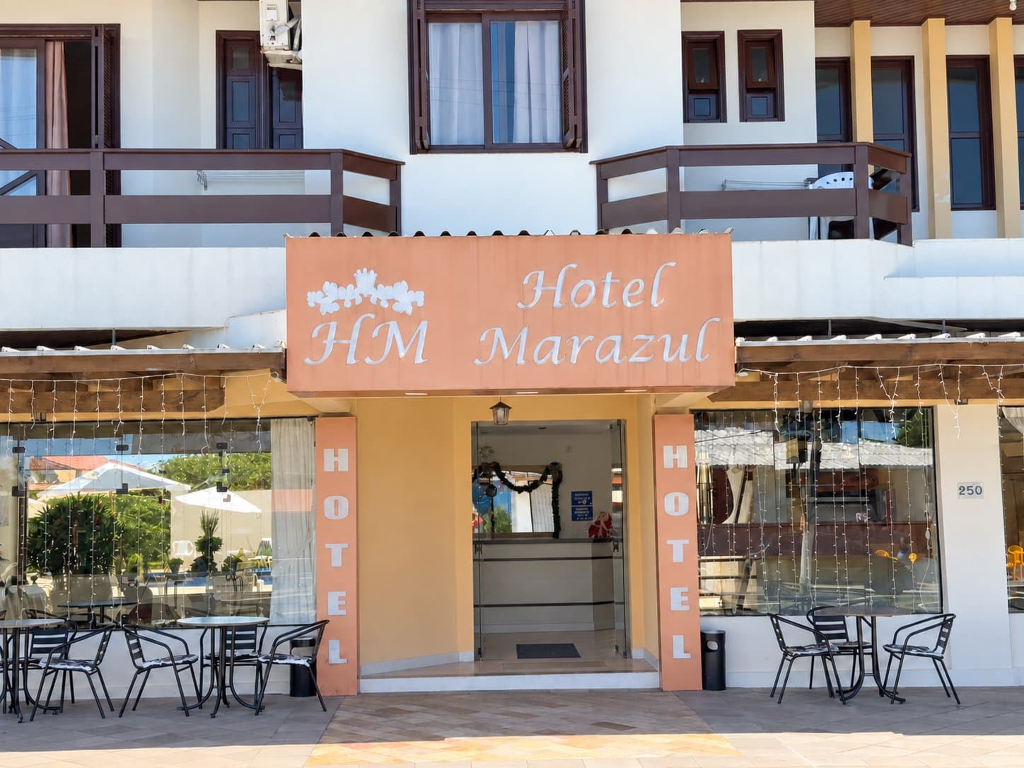 Fachada e entrada do Hotel Marazul na Avenida Aimoré