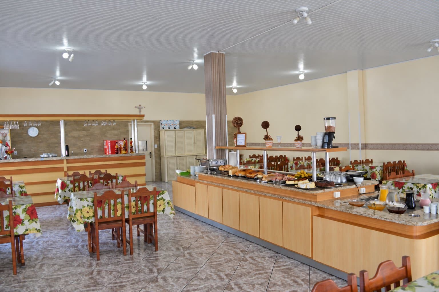 Salão do café da manhã com mesas e buffet